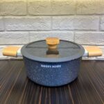 قابلمه چدن گرانیتی دسته چوبی دنی هوم سایز ۲۰ و ۲۴ با درب شیشه‌ای و رنگ مشکی مات، مناسب پخت انواع غذاها