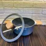 قابلمه چدن گرانیتی دسته چوبی دنی هوم سایز ۲۰ و ۲۴ با درب شیشه‌ای و رنگ مشکی مات، مناسب پخت انواع غذاها