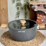 قابلمه چدن گرانیتی دسته چوبی دنی هوم سایز ۲۰ و ۲۴ با درب شیشه‌ای و رنگ مشکی مات، مناسب پخت انواع غذاها