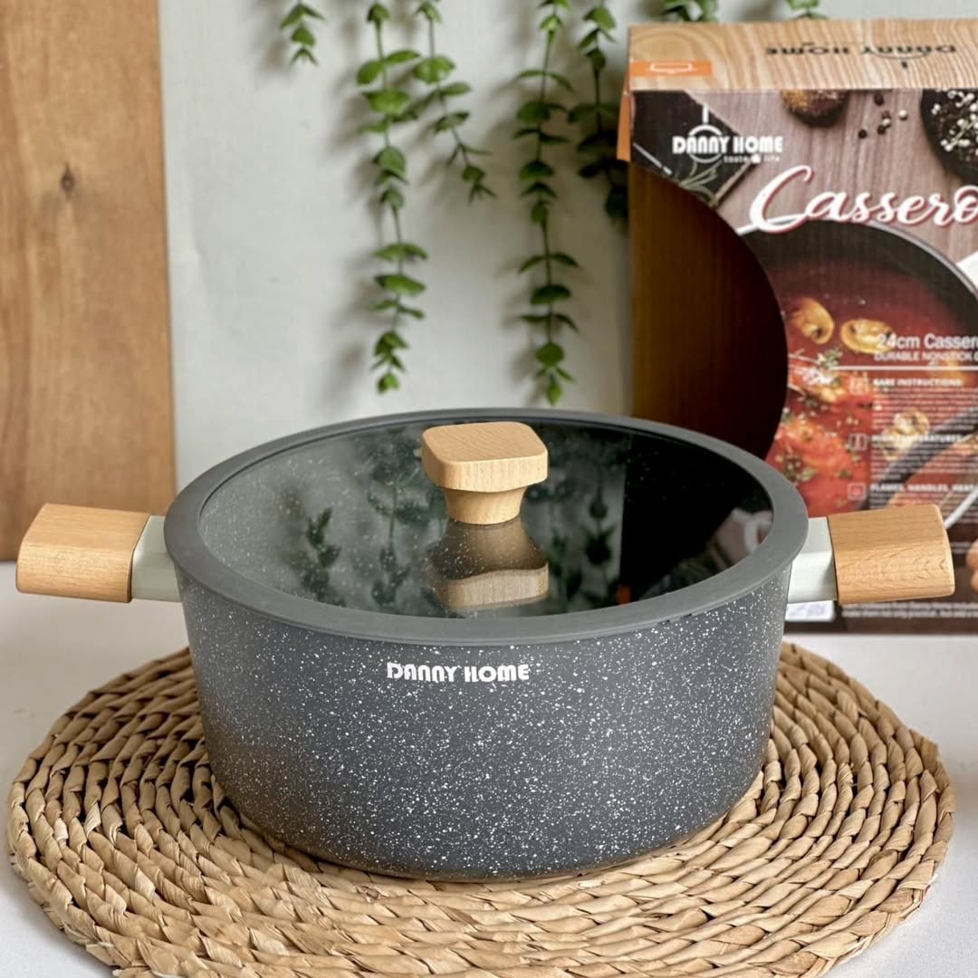 Granit_03 قابلمه چدن گرانیتی دسته چوبی دنی هوم سایز ۲۰ و ۲۴ با درب شیشهای و رنگ مشکی مات، مناسب پخت انواع غذاها