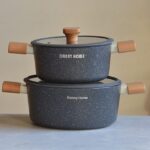 قابلمه چدن گرانیتی دسته چوبی دنی هوم سایز ۲۰ و ۲۴ با درب شیشه‌ای و رنگ مشکی مات، مناسب پخت انواع غذاها