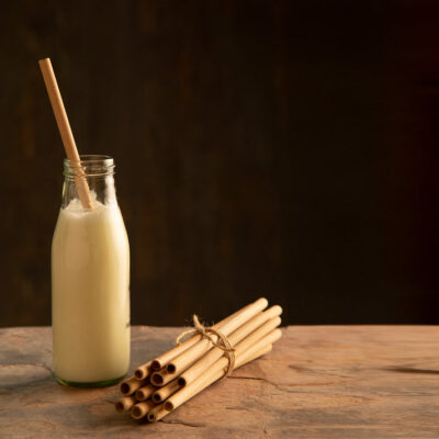 نی بامبو ۱۰ عددی ساخته‌شده از چوب طبیعی بامبو، قابل شستشو و بادوام – مناسب برای نوشیدنی‌های سرد و گرم، سازگار با محیط‌زیست و دارای بسته‌بندی ۱۰ عددی.